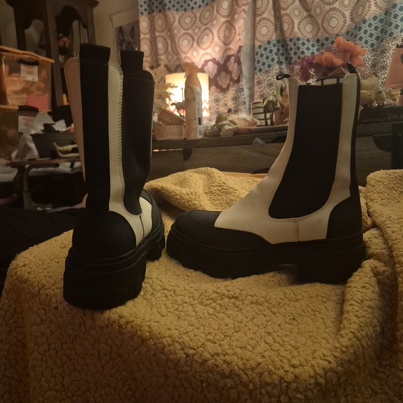 Stylish Black and White Women's Boots - Picture 5 of 8